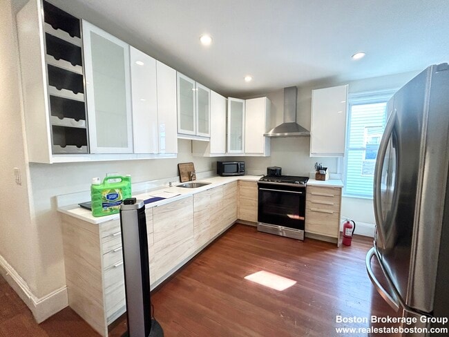 Photo - 692 Columbia Rd House