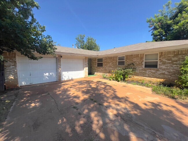 Building Photo - Great 4 Bed on a Shaded Lot!