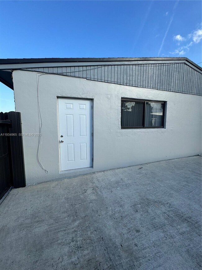 Foto del edificio - 3300 NW 209th Terrace