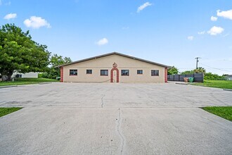 Building Photo - 709 SE 8th Terrace