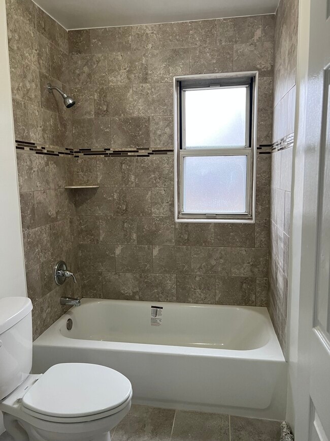 Baños con azulejos personalizados - Park Brook Gardens