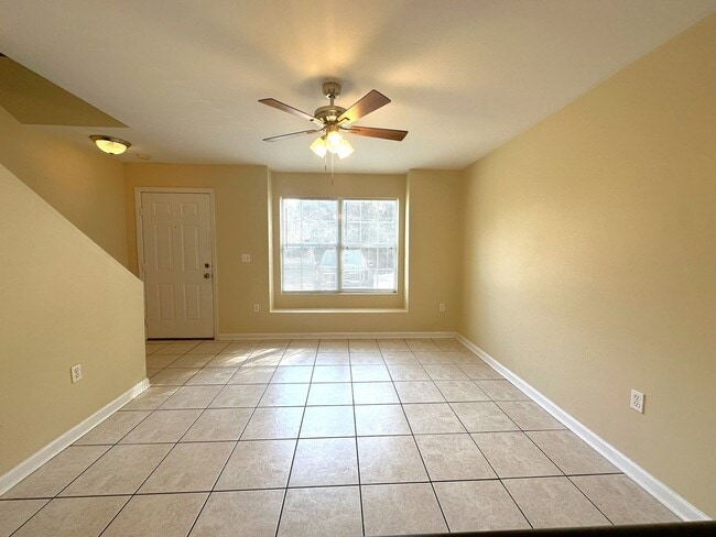 Building Photo - AWESOME 3/3 with No Carpet, Large Bedrooms, & More! $1300/month Avail Now!