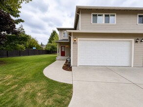 Building Photo - 8013-8015 Cirque Dr W