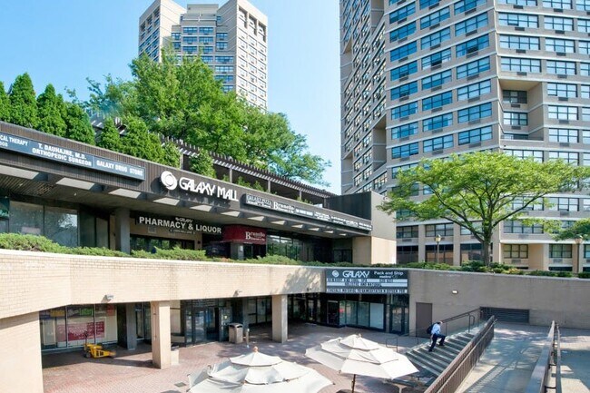 Centro comercial - 7002 Kennedy Blvd E