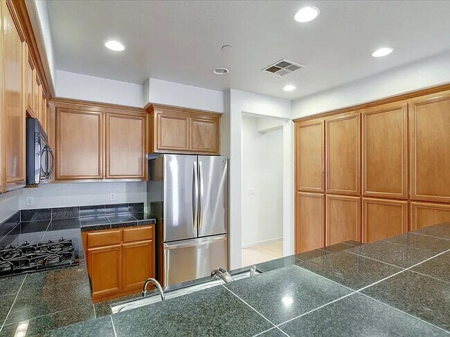 Foto del edificio - UPGRADED HOME IN HIGHLY CENTRAL SETTING. R...