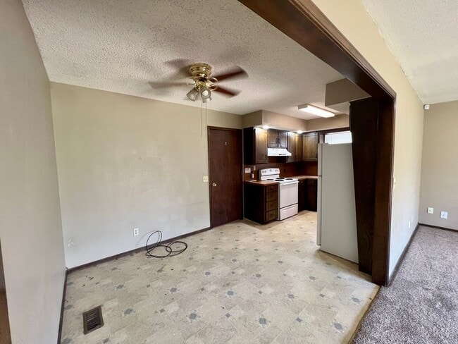 Building Photo - AVAILABLE NOW!