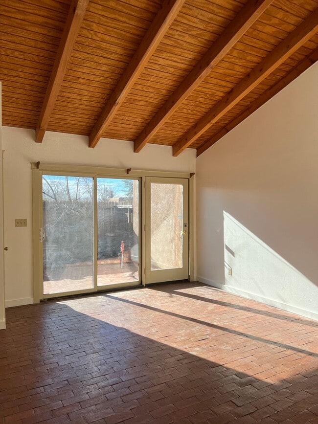 Building Photo - Sweet Townhome Next to Rail Yard