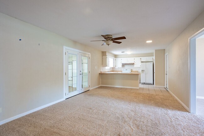 Building Photo - 3 bed 2 bath Near school/park