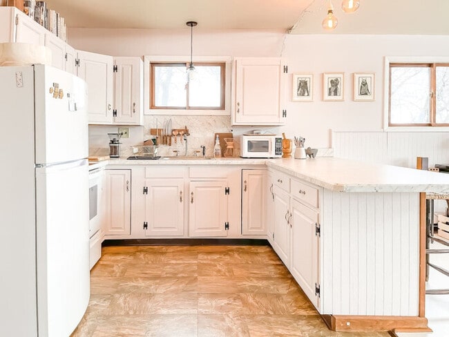 Building Photo - Stunning Views at this 2BR Chic Country Cabin