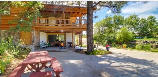 Foto del edificio - 880 Rockcrest Dr
