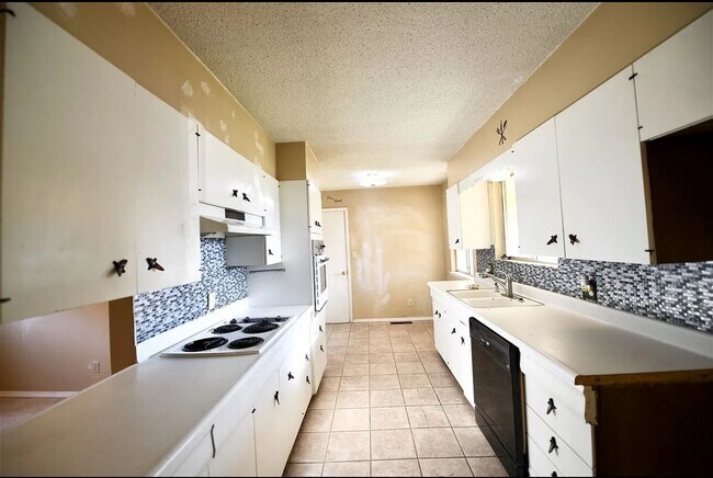 Foto del edificio - COMING SOON! Corner lot home with fenced b...