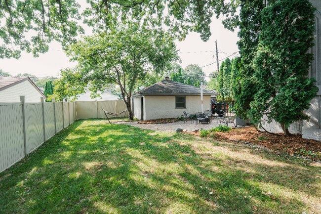 Building Photo - 1866 Jefferson Ave