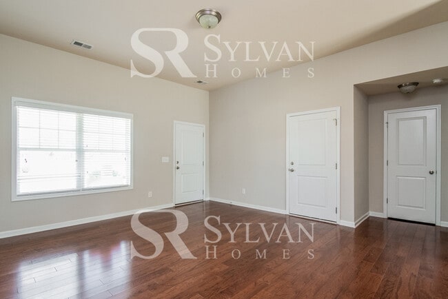 Building Photo - Spacious 3BR 2BA Home Awaits You!