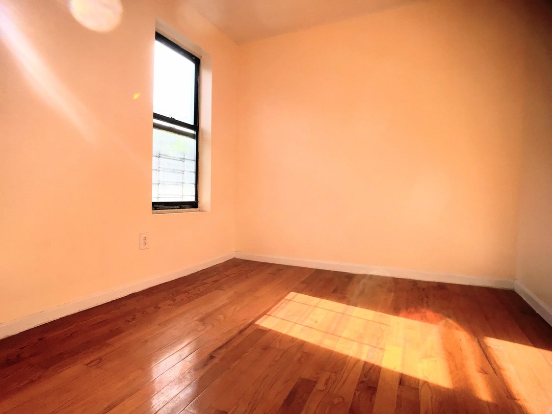 Primary Photo - 28 St Nicholas Pl