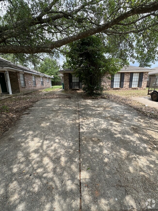 Building Photo - 1127 Willow Creek Dr