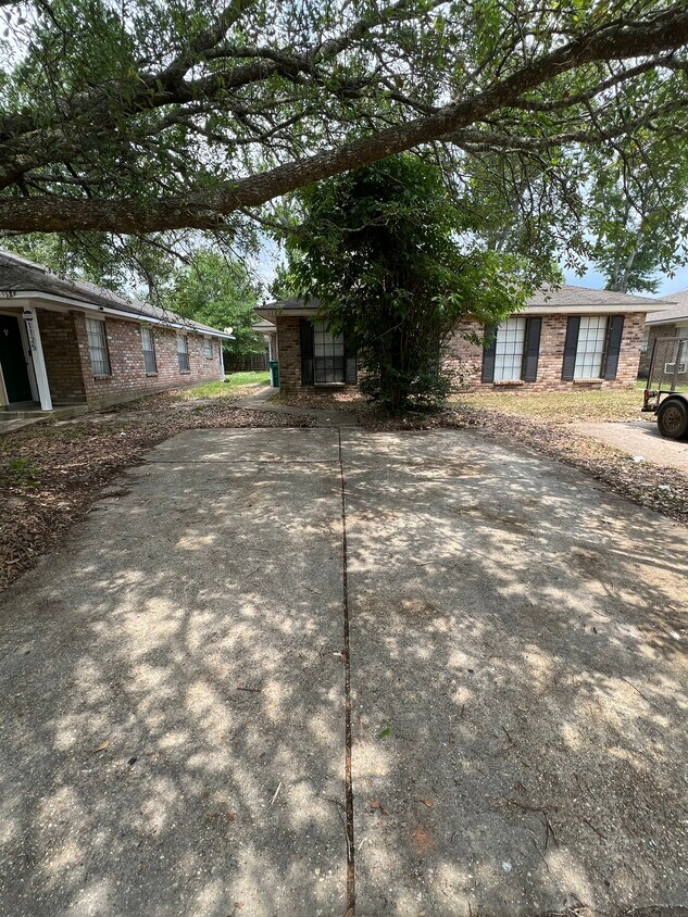 Primary Photo - 1127 Willow Creek Dr