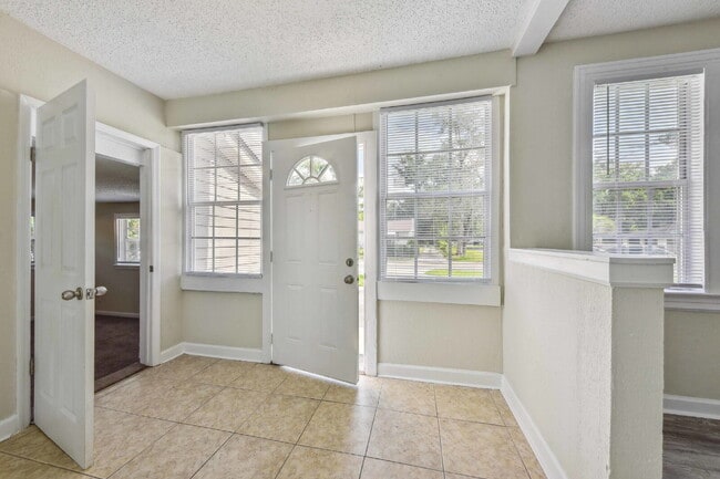 Foto del edificio - Renovated 3-Bedroom Home in the Heart of M...