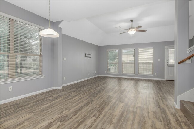 Foto del edificio - 3807 Springcrest Ln