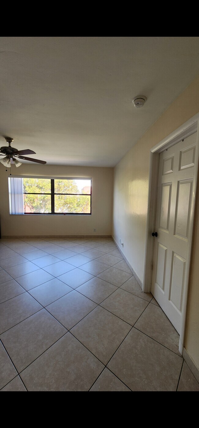 Foto del edificio - 105 S Riverside Dr