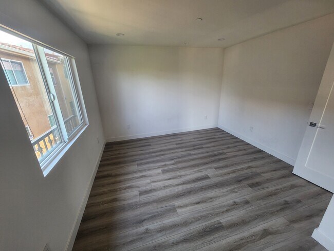 Building Photo - 10146 Fernglen Ave