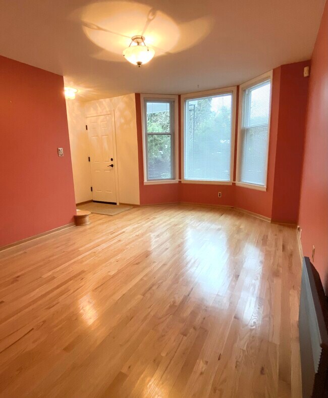 Living room with large bay window . - 1632 22nd Ave