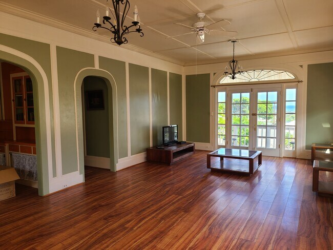 Large living room - 3810 Maunaloa Ave