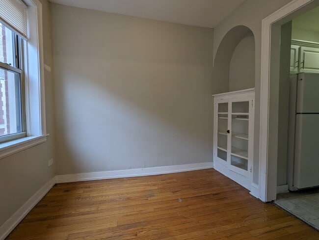 Building Photo - 542 W Surf St