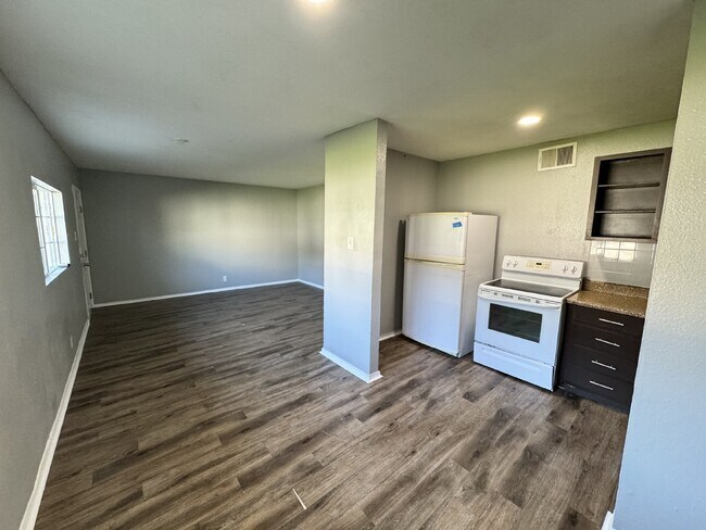 Building Photo - 2 Bedroom and 1 bathroom ready to move in
