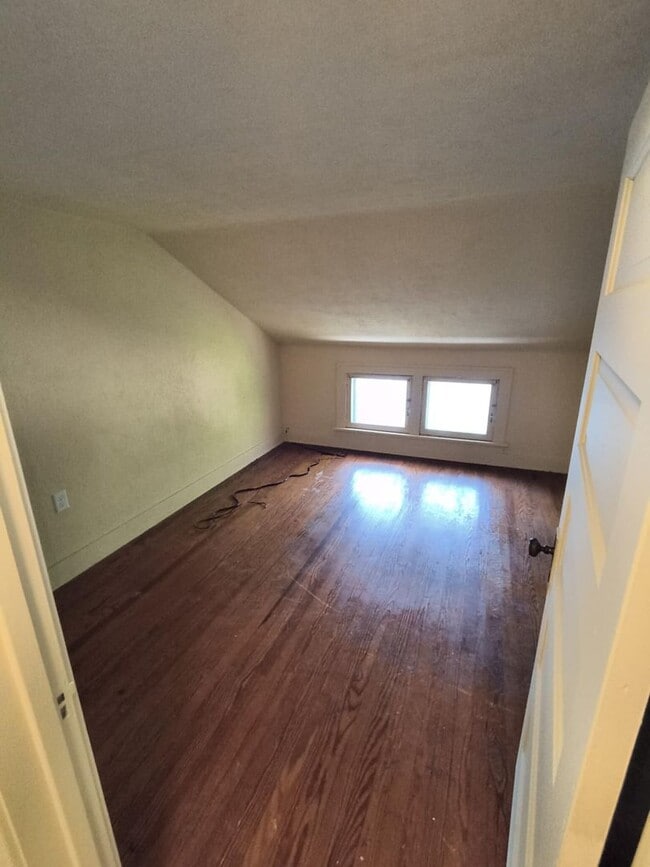 Building Photo - Spacious 3 Bedroom Located Near University...