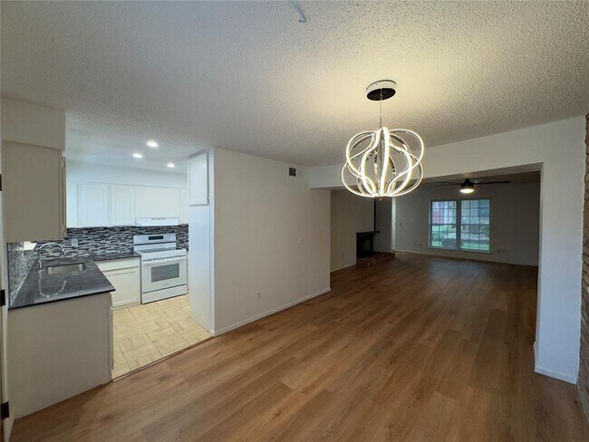 Building Photo - 3325 Brookhollow Ct