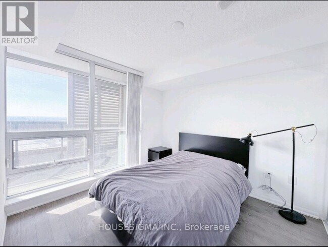Photo du bâtiment - 830-2830 Lawrence Ave W
