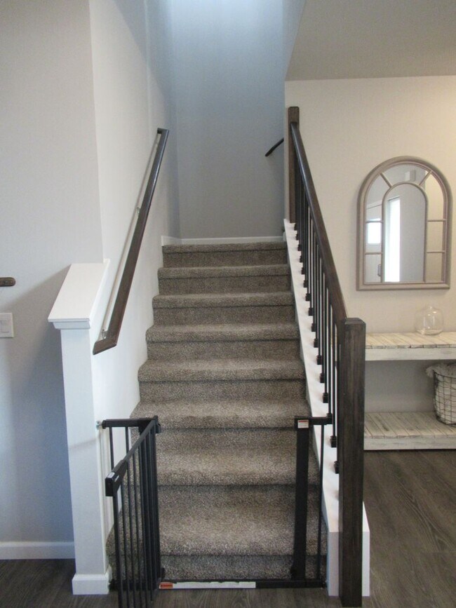 Foto del edificio - Well maintained 3 bedroom, 2.75 bath townhome in Puyallup