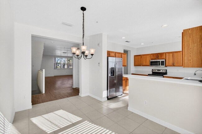 Foto del edificio - 4 BEDROOMS 3.5 BATHROOMS!! GATED COMMUNITY