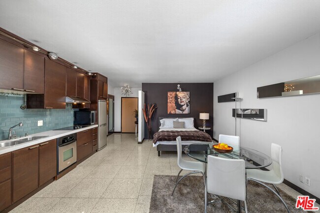 Foto del edificio - 999 N Doheny Dr