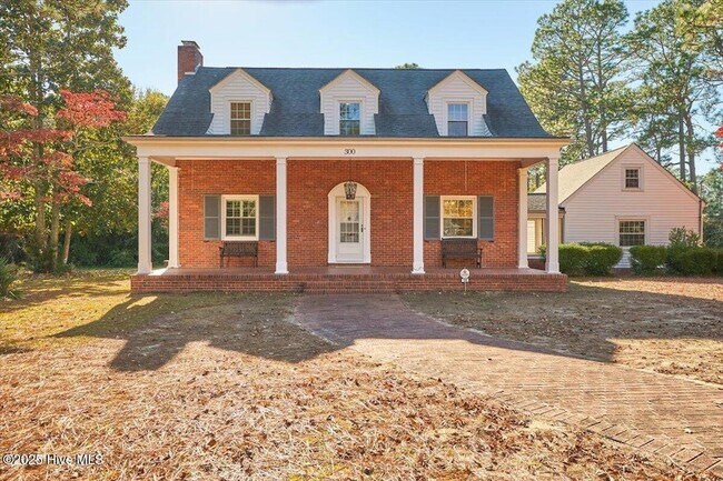 Foto del edificio - 300 Dogwood Ln