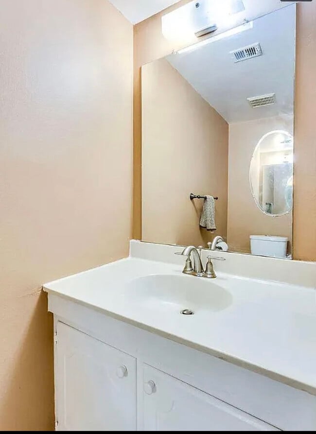 Building Photo - 6341 Pine View Ct