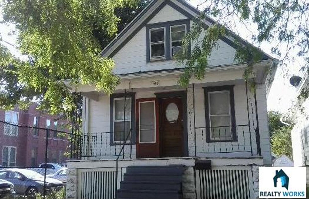 Primary Photo - Updated 3 (+2) bed house!