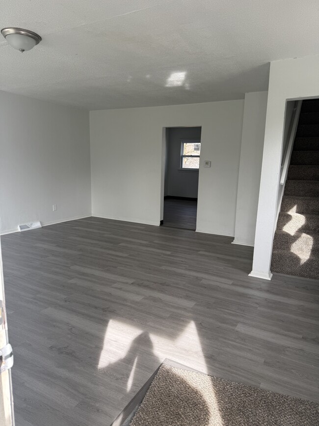 Building Photo - 506 8th St