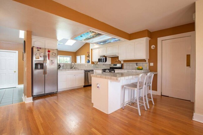 Building Photo - Beautiful 5 Bedroom 4 Bath located in Carr...