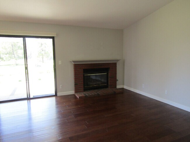 Building Photo - Single level with great golf course views