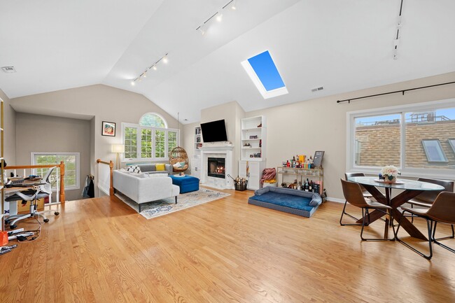 Building Photo - 1028 N Wolcott Ave