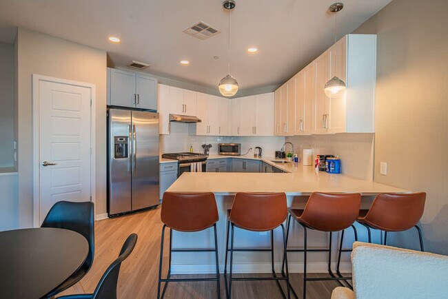 Building Photo - 777 E Stella Ln