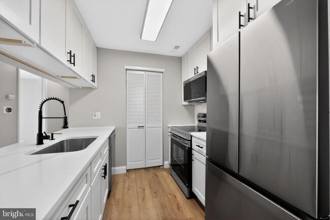 Building Photo - 306 The Woods