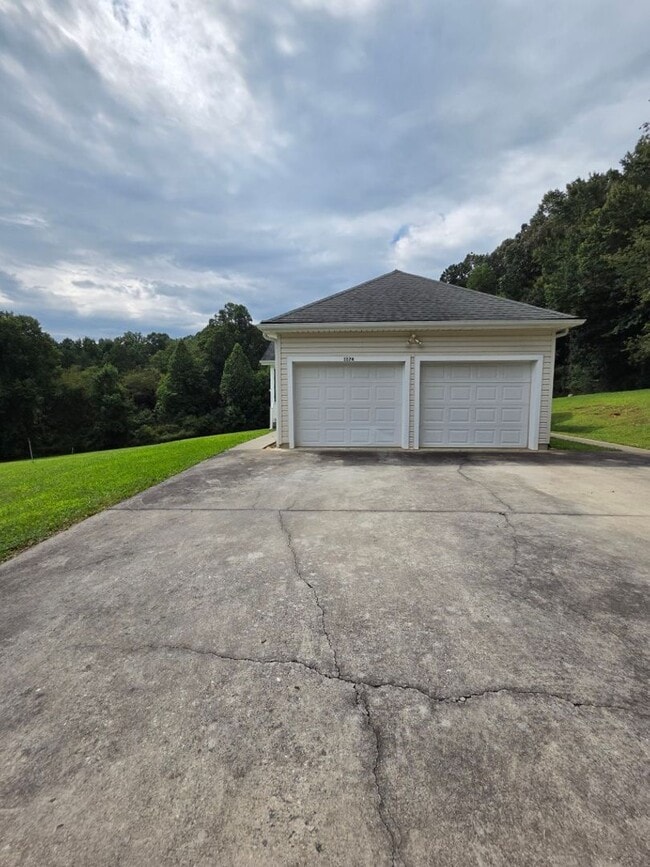 Building Photo - 1174 Buchanan Loop