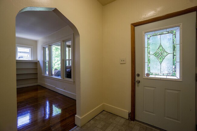 Building Photo - 8/1/26 Spacious First Floor Apartment Clos...