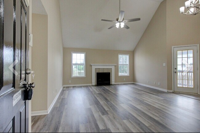 Foto del edificio - Freshly Renovated Three Bedroom with Bonus