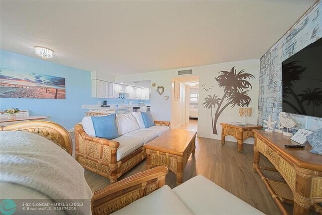 Building Photo - 715 S Ocean Dr
