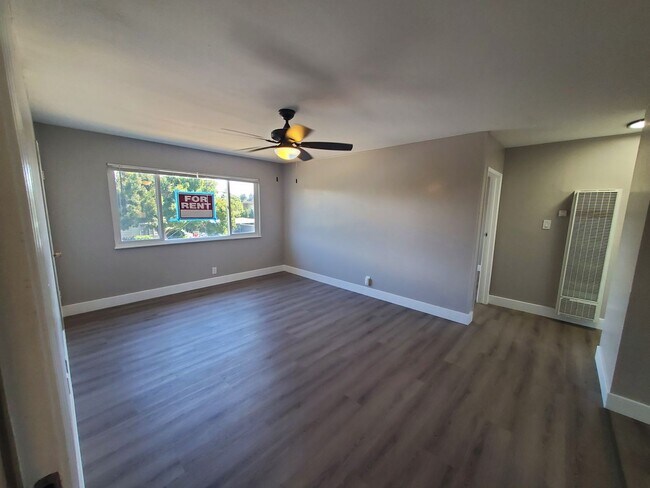 Building Photo - NB EBN T 1231-1237