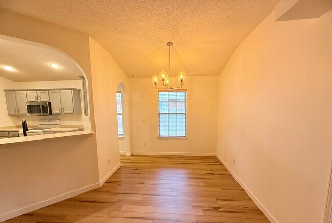 Foto del edificio - Spacious 3 Bed/2 Bath + Bonus Room