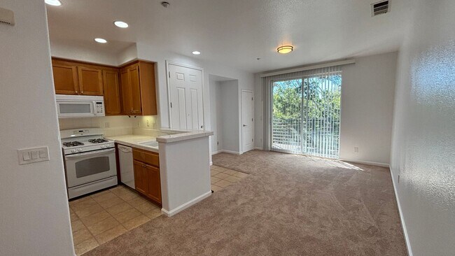 Building Photo - Nice 2 Bed townhouse style condo with prim...